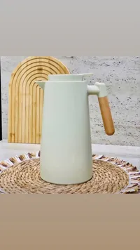 ترمس حافظ للحرارة بتصميم عصري ومقبض خشبي