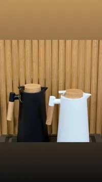 ترمس حافظ للحرارة بتصميم عصري مع مقبض خشبي