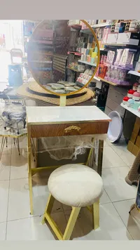 طاولة مكياج مع مرآة دائرية وكرسي