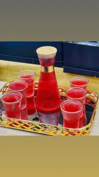 طقم ضيافة زجاجي مضلع مع صينية ذهبية