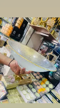 صحن تقديم زجاجي بحافة ذهبية