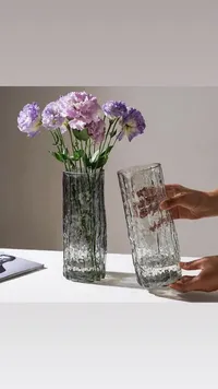 مزهرية زجاجية بتصميم عصري