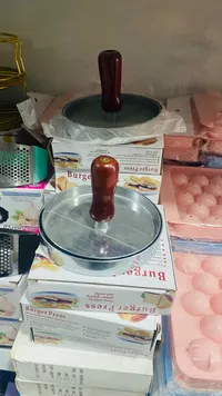مكبس برجر يدوي بمقبض خشبي