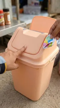 سلة مهملات بلاستيكية بضغط علوي