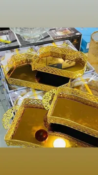 صينية تقديم معدنية ذهبية مزخرفة