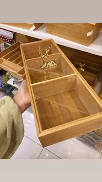 صندوق تقديم خشبي مقسم مع غطاء زجاجي وتصميم الغزال الذهبي