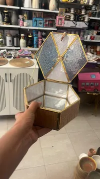 صندوق مجوهرات زجاجي سداسي الشكل بإطار ذهبي