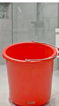 دلو بلاستيك أحمر بمقبض معدني
