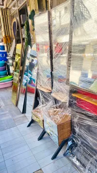 مرآة أرضية مع وحدة أدراج خشبية