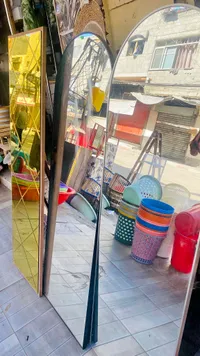 مرآة أرضية طويلة بإطار أسود