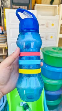 مطرة مياه رياضية ملونة