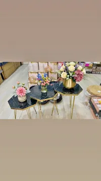 طقم طاولات خدمة سداسية بتصميم رخامي وقاعدة ذهبية