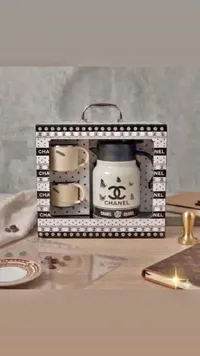طقم ترمس مع كوبين بتصميم شانيل (Chanel)