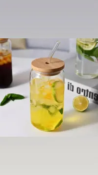 كوب زجاجي بتصميم عصري مع غطاء خشبي وقشة