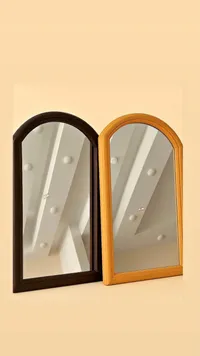 مرآة حائط مقوسة بإطار خشبي