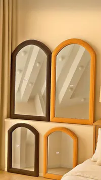 مرآة حائط مقوسة بإطار خشبي