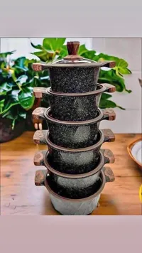 طقم طناجر جرانيت بتصميم رخامي ومقابض خشبية