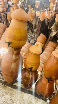 زير فخار تقليدي مع صنبور مياه