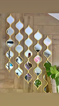مرايا جدارية بتصميم هندسي ذهبي