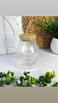 كوب زجاجي مضلع مع غطاء خشبي وقشة