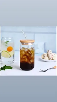 كوب زجاجي بتصميم علبة مع غطاء خشبي وقشة