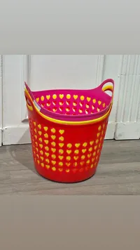سلة غسيل بلاستيكية بتصميم قلوب