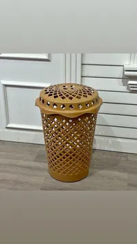 سلة غسيل بلاستيكية مخرمة بغطاء