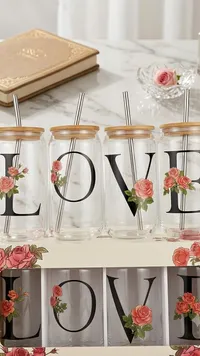 أكواب زجاجية بتصميم LOVE وزهور (LOVE Glasses)
