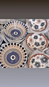 أطباق خزفية مزينة بالزهور