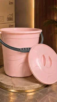 دلو بلاستيك بغطاء