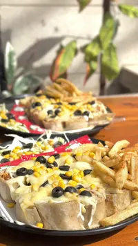 وجبة شاورما بالجبنة والذرة