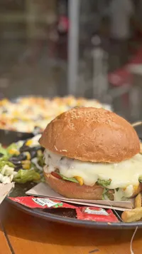 وجبة برجر بالجبنة مع البطاطس