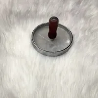 غطاء زجاجي مع مقبض خشبي