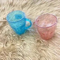 أكواب بلاستيكية ملونة شفافة