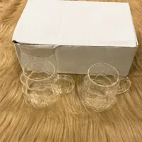 أكواب زجاجية شفافة بمقابض