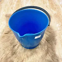 دلو بلاستيكي أزرق مع مقبض
