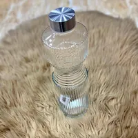 قارورة زجاجية بغطاء معدني