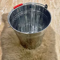 دلو معدني بمقبض أحمر