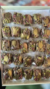 حلقوم الفستق والورد