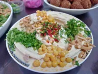 صحن حمص بالطحينة والمكسرات