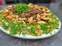 صحن حمص باللحمة والصنوبر