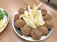صحن فلافل مع بطاطس مقلية