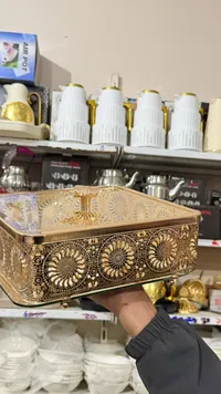 علبة ضيافة ذهبية مزخرفة