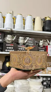 علبة ضيافة ذهبية مزخرفة