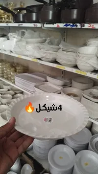 أطباق بلاستيكية بيضاء - 4 شيكل