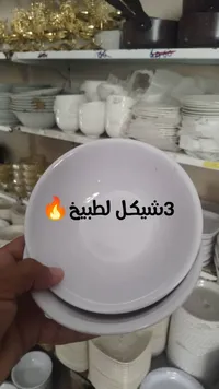 أطباق بلاستيكية بيضاء
