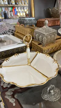 صحن ضيافة فاخر بتصميم ورد - أبيض وذهبي
