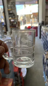 كاسة زجاج شفافة بيد