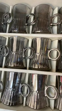 كاسات شاي زجاجية مع مقبض معدني