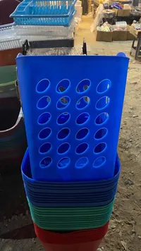 سلة تسوق بلاستيكية ملونة